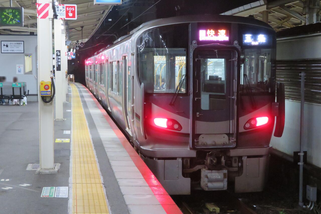和歌山駅で 快速 五条行き ＆ 4両の普通 粉河行きを撮る （227系