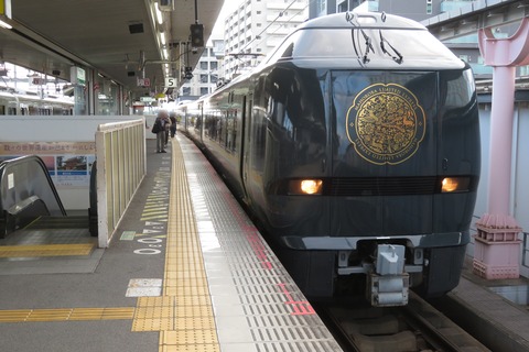 奈良駅で "悠久" 車両の臨時特急 「いにしへ」 京都行きを撮る （2025年11月）