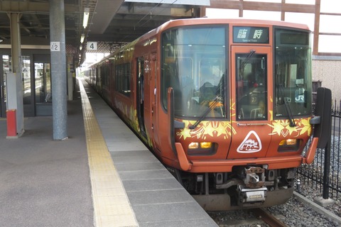 嵯峨嵐山駅で臨時快速 「西舞鶴行き」 を撮る (音楽フェス開催に伴うレアな行き先) 【2026年4月】