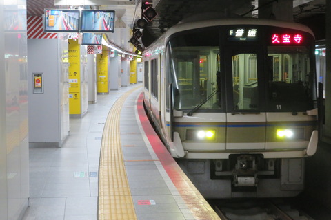 大阪駅で22番のりばから発車する普通 「久宝寺行き」 を撮る (2025年4月)