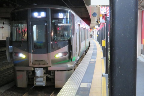 金沢駅で あいの風とやま鉄道の新型521系（フルカラーLED）を撮る 【2021年3月】