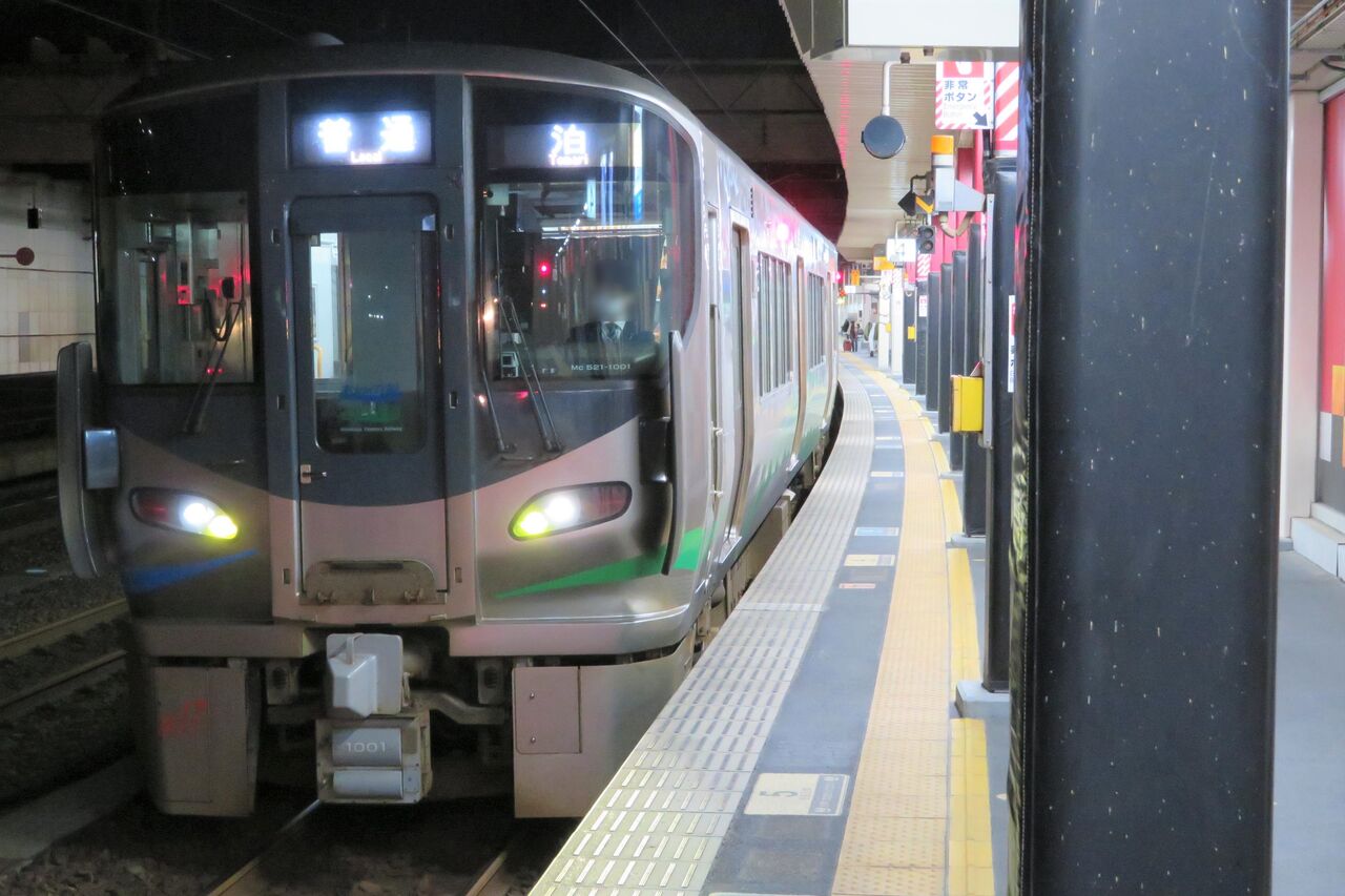 金沢駅で あいの風とやま鉄道の新型521系（フルカラーLED）を