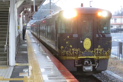 宮島口駅で観光列車 「はなあかり」 広島行きを撮る (発車標&車両) 【2026年3月】