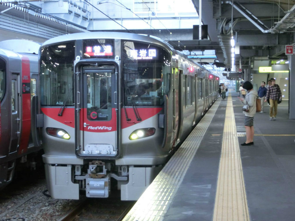 広島駅で新型車両227系 南岩国行き を撮る 関西のjrへようこそ 広島駅で新型車両227系 南岩国行き を撮る 関西のjrへようこそ