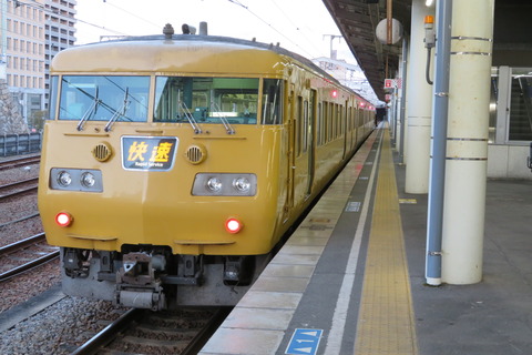 【ダイヤ改正で廃止】 福山駅で快速 「サンライナー」 岡山行きを撮る （車両＆発車標） 【2020年12月】