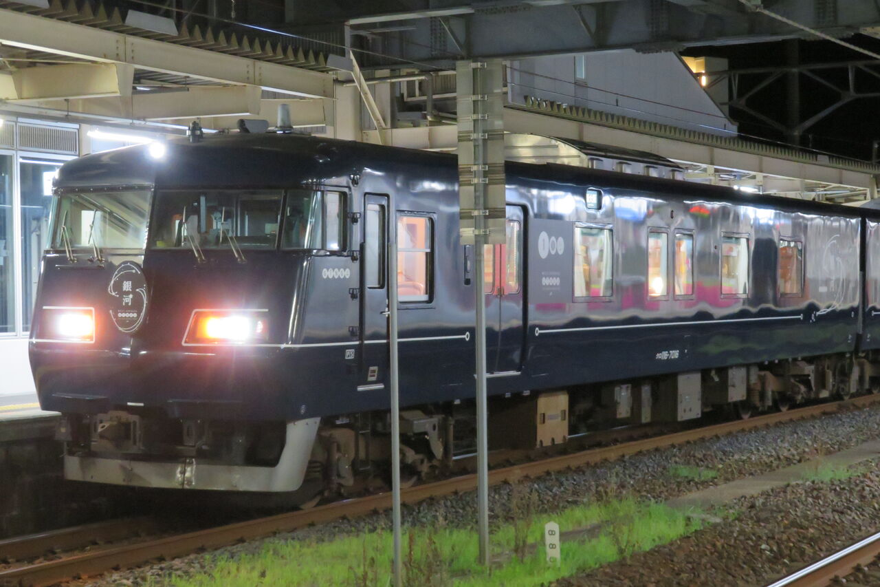 敦賀駅で 「WEST EXPRESS 銀河」 新大阪行きの団体専用列車を