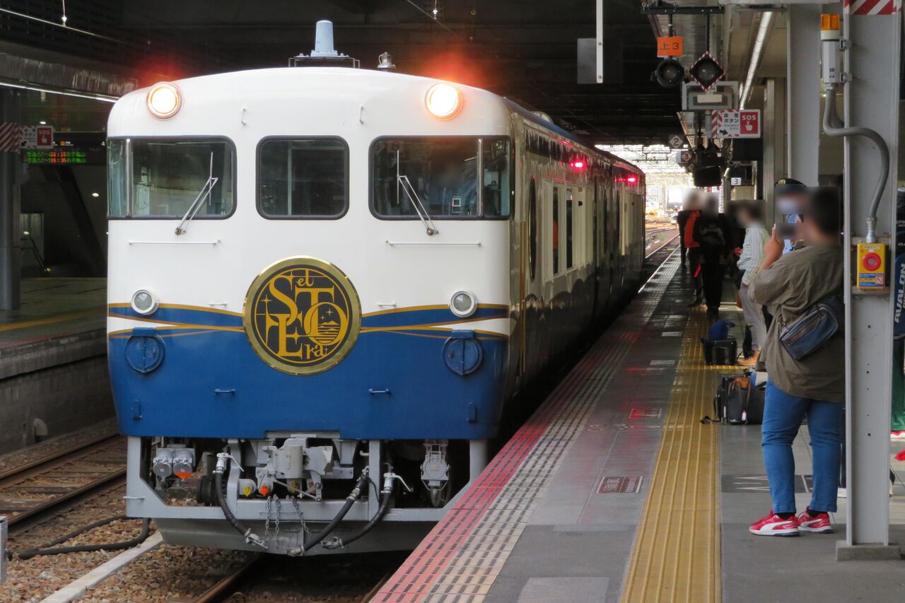 広島駅で観光列車 「etSETOra」 宮島口行きを撮る （車両＆発車標
