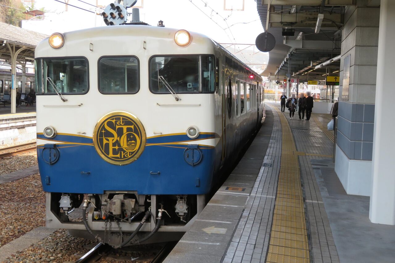 尾道駅で 観光列車 Etsetora 呉線経由 広島行きを撮る 車両 発車標 22年3月 関西のjrへようこそ