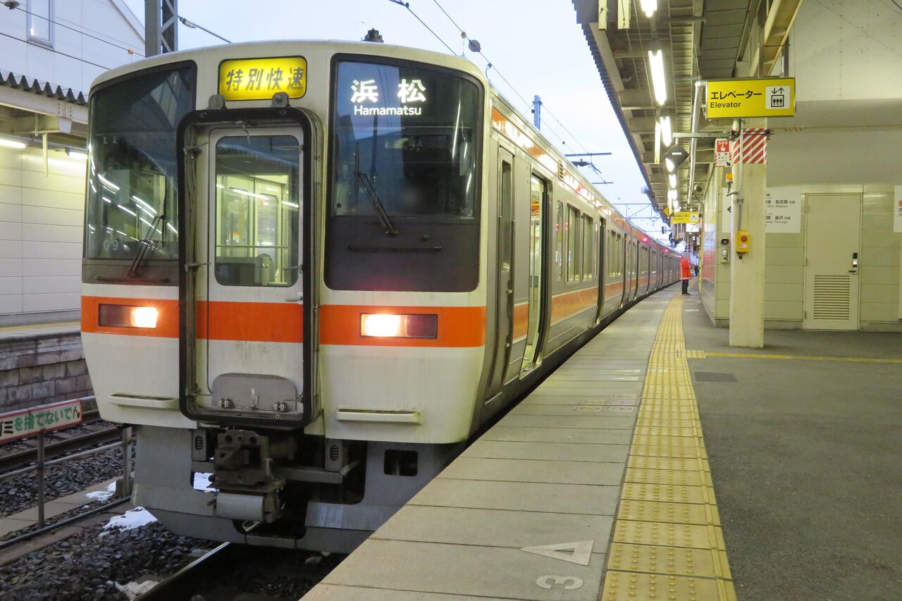 土休日に1本 米原駅で特別快速 浜松行き を撮る 311系 発車標 22年1月 関西のjrへようこそ
