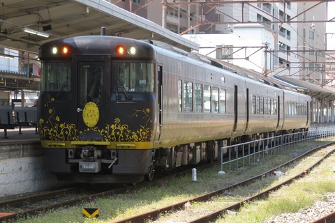 尾道駅で観光列車 「はなあかり」 大阪行きを撮る (車両&発車標) 【2025年4月】