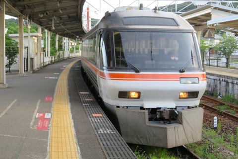 紀伊勝浦駅で特急 「南紀」 名古屋行きを撮る （キハ85系＆発車標） 【2021年7月】