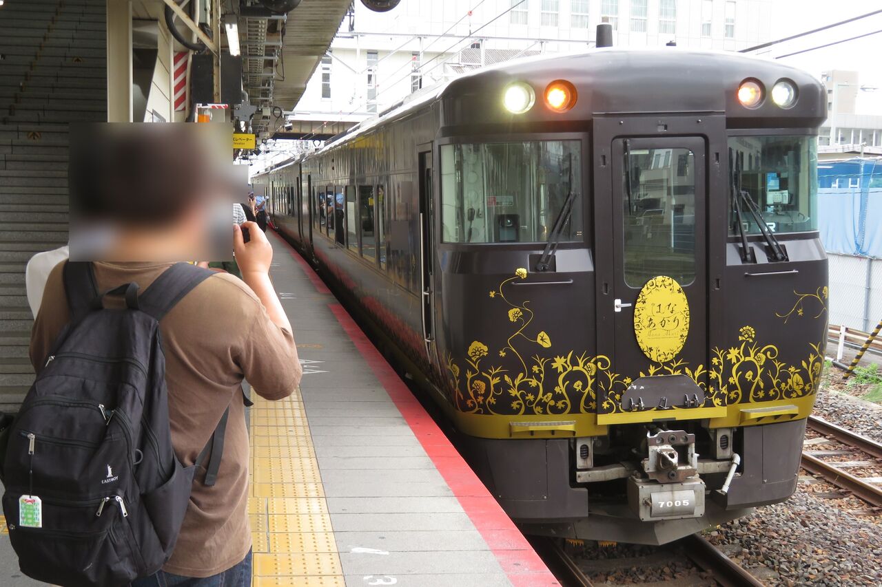 草津駅で観光列車 はなあかり 「おごと温泉行き」 を撮る （発車標