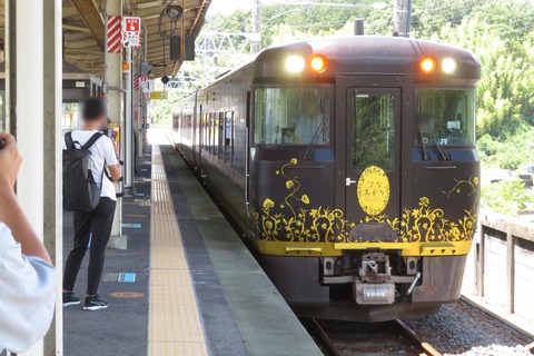 おごと温泉駅で観光列車 「はなあかり」 敦賀行きを撮る （発車標＆車両） 【2025年7月】