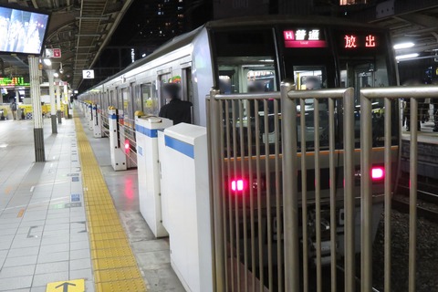 三ノ宮駅で23時台の普通 「放出行き」 を撮る （発車標＆207系） 【2026年1月】