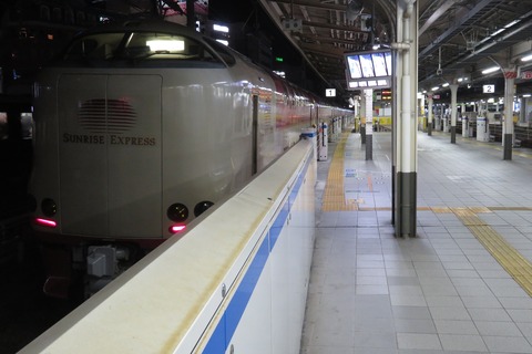 三ノ宮駅で寝台特急 「サンライズ瀬戸・出雲」 東京行きを撮る （発車標＆車両） 【2026年1月】