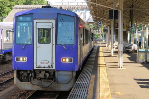 柘植駅で関西線のキハ120形気動車を撮る （2021年7月）