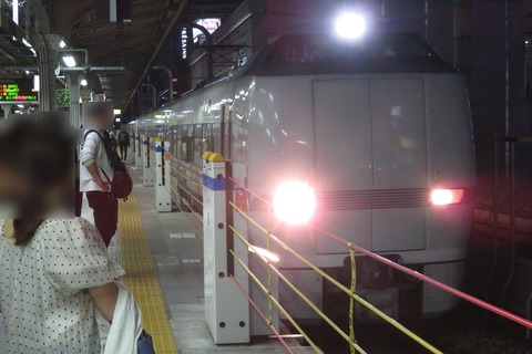 三ノ宮駅で通勤特急 「らくラクはりま」 網干行きを撮る （発車標＆289系） 【2026年5月】