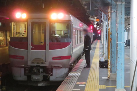 【1日に1本だけ】 豊岡駅で特急はまかぜ 「鳥取行き」 を撮る （車両＆発車標） 【2022年4月】