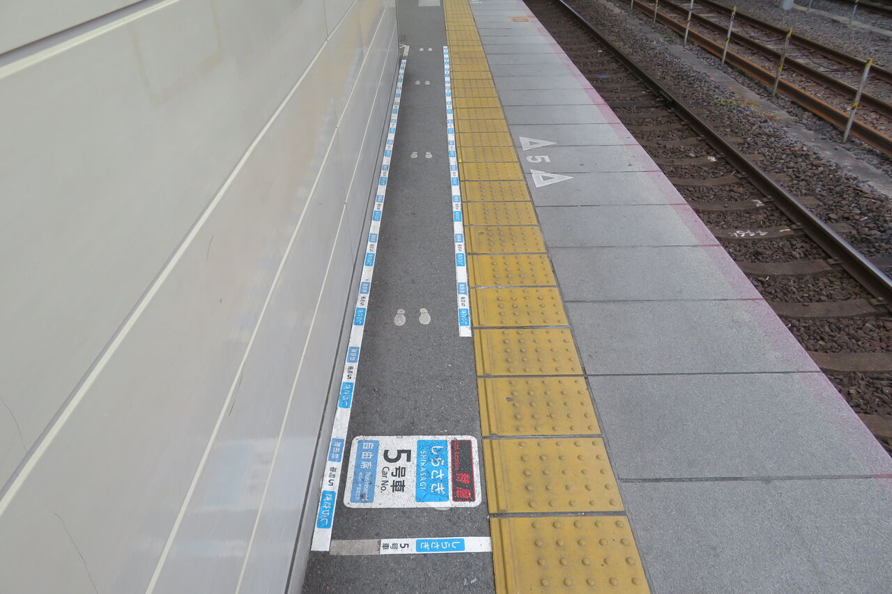 米原駅で特急しらさぎ 「自由席」 の表示を撮る （2024年ダイヤ改正で