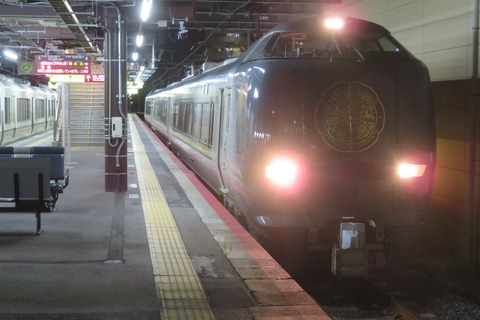 柏原駅で通勤特急 「らくラクやまと」 奈良行きを撮る （発車標＆まほろば 「悠久」 車両） 【2026年8月】
