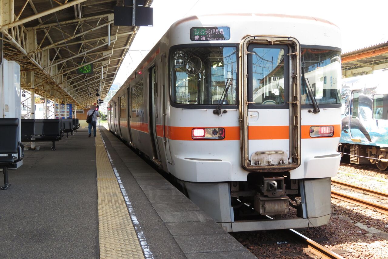 新宮駅で普通 「紀伊長島行き」 を撮る （車両＆発車標） 【2021年7月