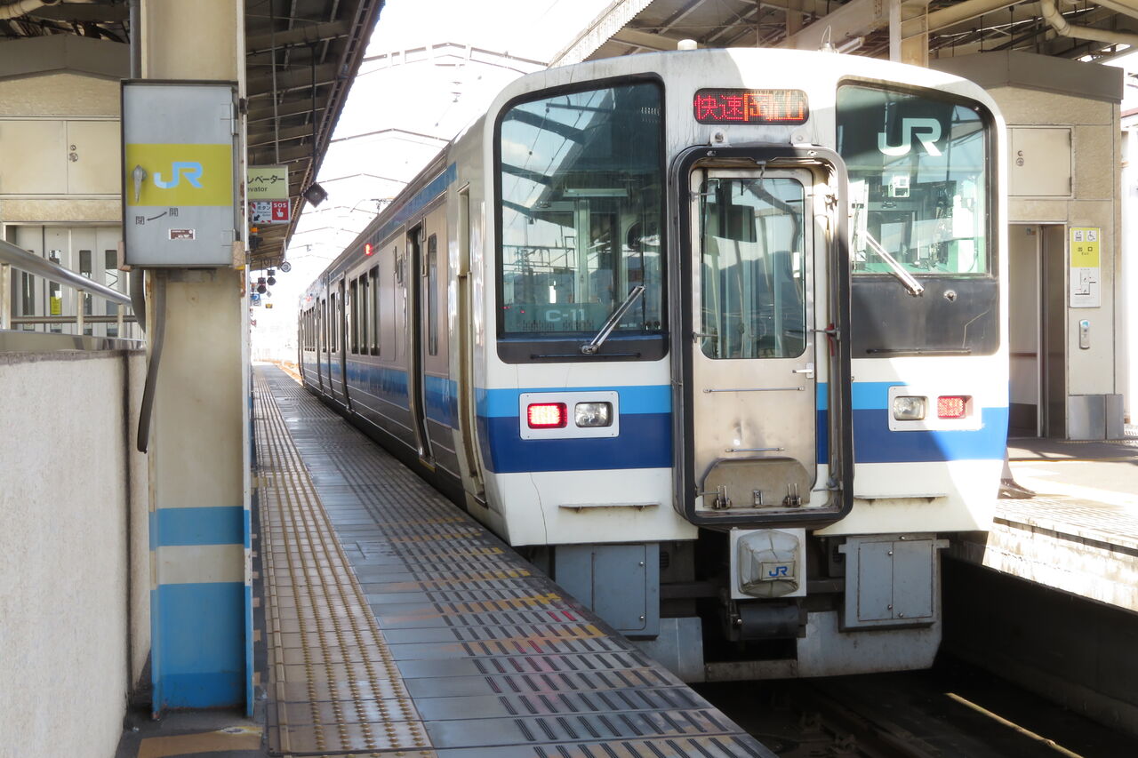 茶屋町駅で マリンライナーではない 「快速」 岡山行きを撮る