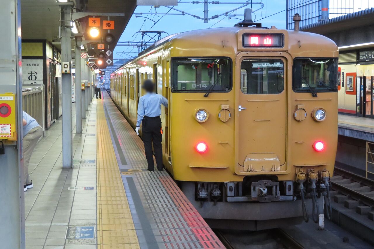 姫路駅で早朝の普通 「岡山行き」 を撮る （車両＆発車標） 【2022年8