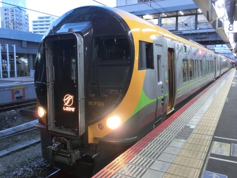 岡山駅で 特急しおかぜ の新型車両 「8600系」 を撮る （2016年4月）