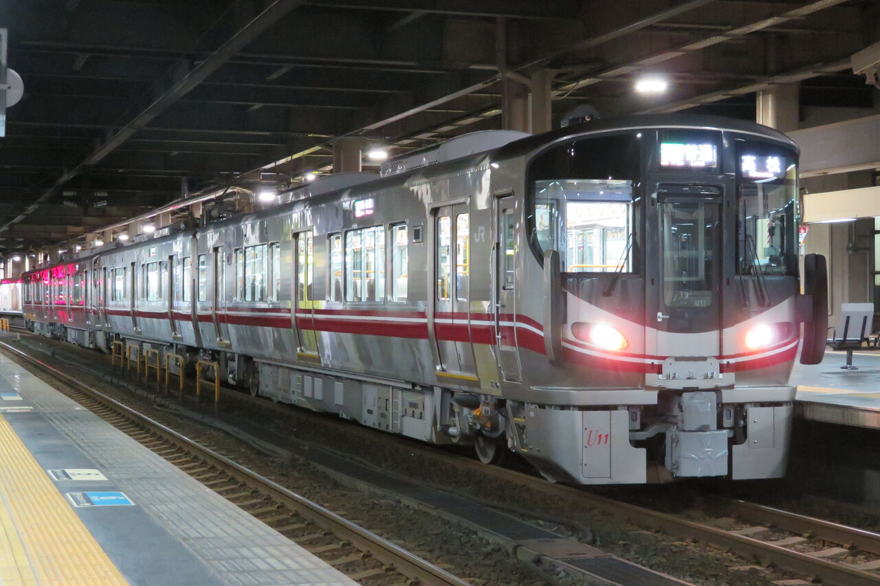 1日に2本だけ】 金沢駅で七尾線 「高松行き」 を撮る （521系＆発車標