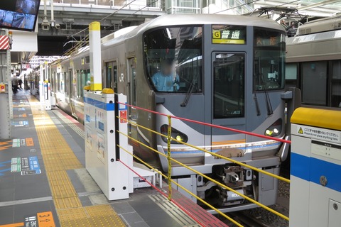 大阪駅で 8番のりばに到着する当駅止の普通電車を撮る （207系・225系＆発車標） 【2026年5月】