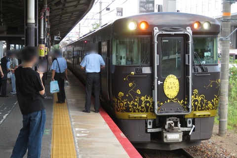 大津駅で 当駅止の観光列車 「はなあかり」 を撮る （車両＆発車標） 【2026年8月】