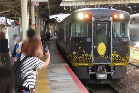 草津駅で観光列車 「はなあかり」 大阪行きを撮る （発車標＆車両） 【2025年7月】