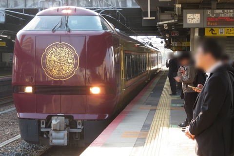 八尾駅で通勤特急 「らくラクやまと」 新大阪行きを撮る （発車標＆まほろば 「安寧」 車両） 【2026年4月】