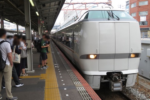 西明石駅で通勤特急 「らくラクはりま」 新大阪行きを撮る （発車標＆289系） 【2026年6月】