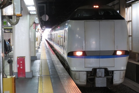 金沢駅で1番のりばから発車する特急 「サンダーバード」 大阪行きを撮る （2024年2月）
