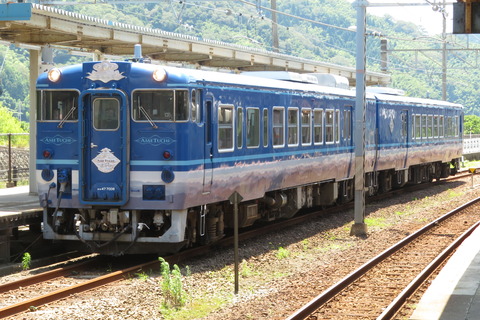 山陰の観光列車 「あめつち」 が城崎温泉駅に乗り入れ！ 車両＆発車標を撮る （2023年7月）