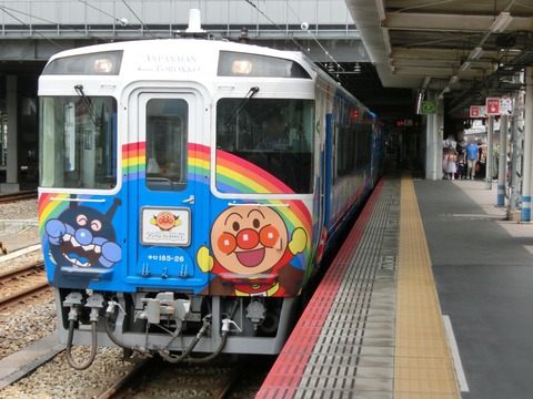 岡山駅で臨時列車 「瀬戸大橋アンパンマントロッコ」 を撮る （2019年7月）