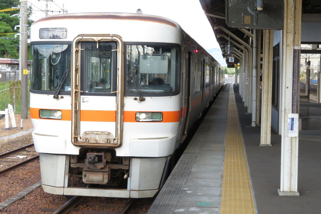 亀山駅で普通 「伊勢市行き」 を撮る （キハ25形＆発車標） 【2021年7