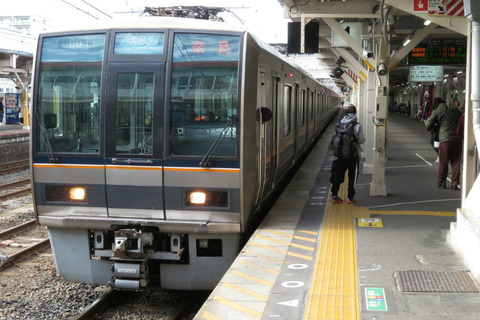 王寺駅で 「直通快速 奈良行き」 を撮る （発車標＆207系） 【2020年1月】