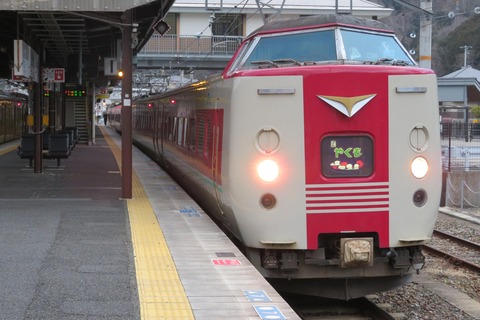 備中高梁駅で特急 「やくも」 岡山行きを撮る （381系＆発車標） 【2022年3月・8月】