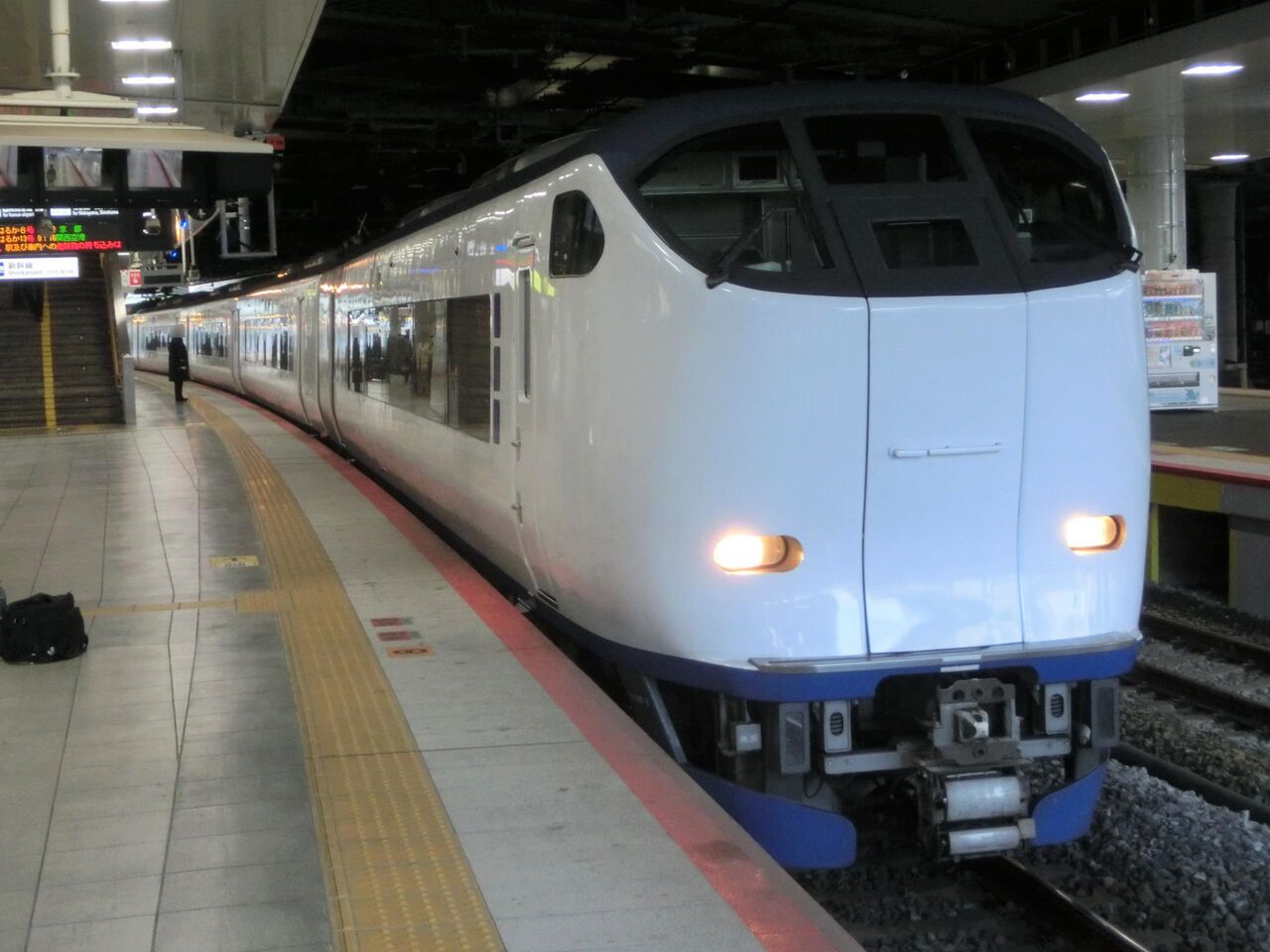 新大阪駅で 3番のりばから発車する 京都行きの特急はるかが生き残っ