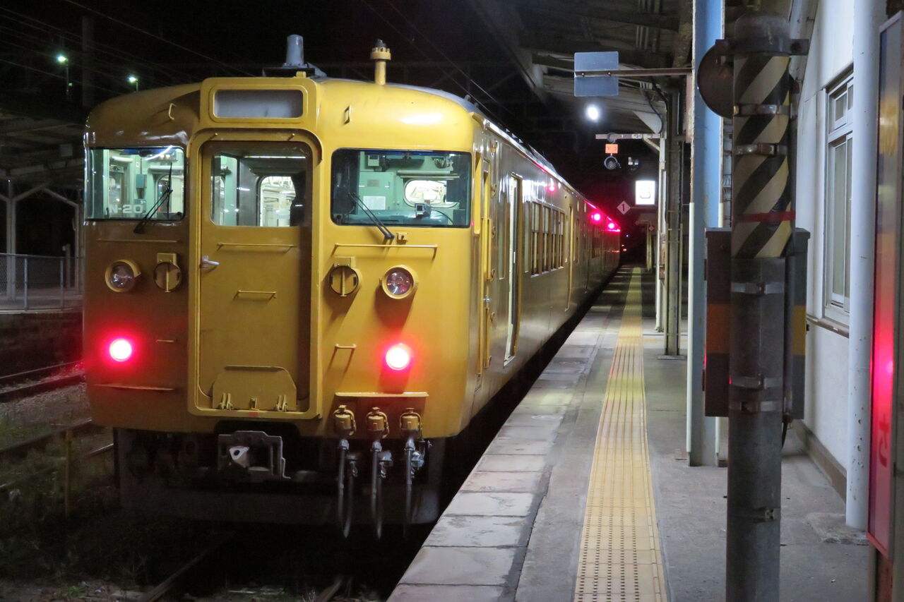 朝晩の一部のみ】 厚狭駅で 2・3番のりばから発車する下関行きを撮る