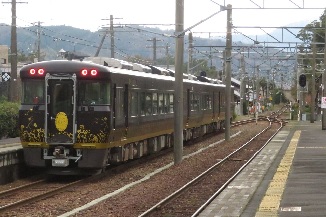 天橋立駅で観光列車 「はなあかり」 敦賀行きを撮る （発車標＆車両