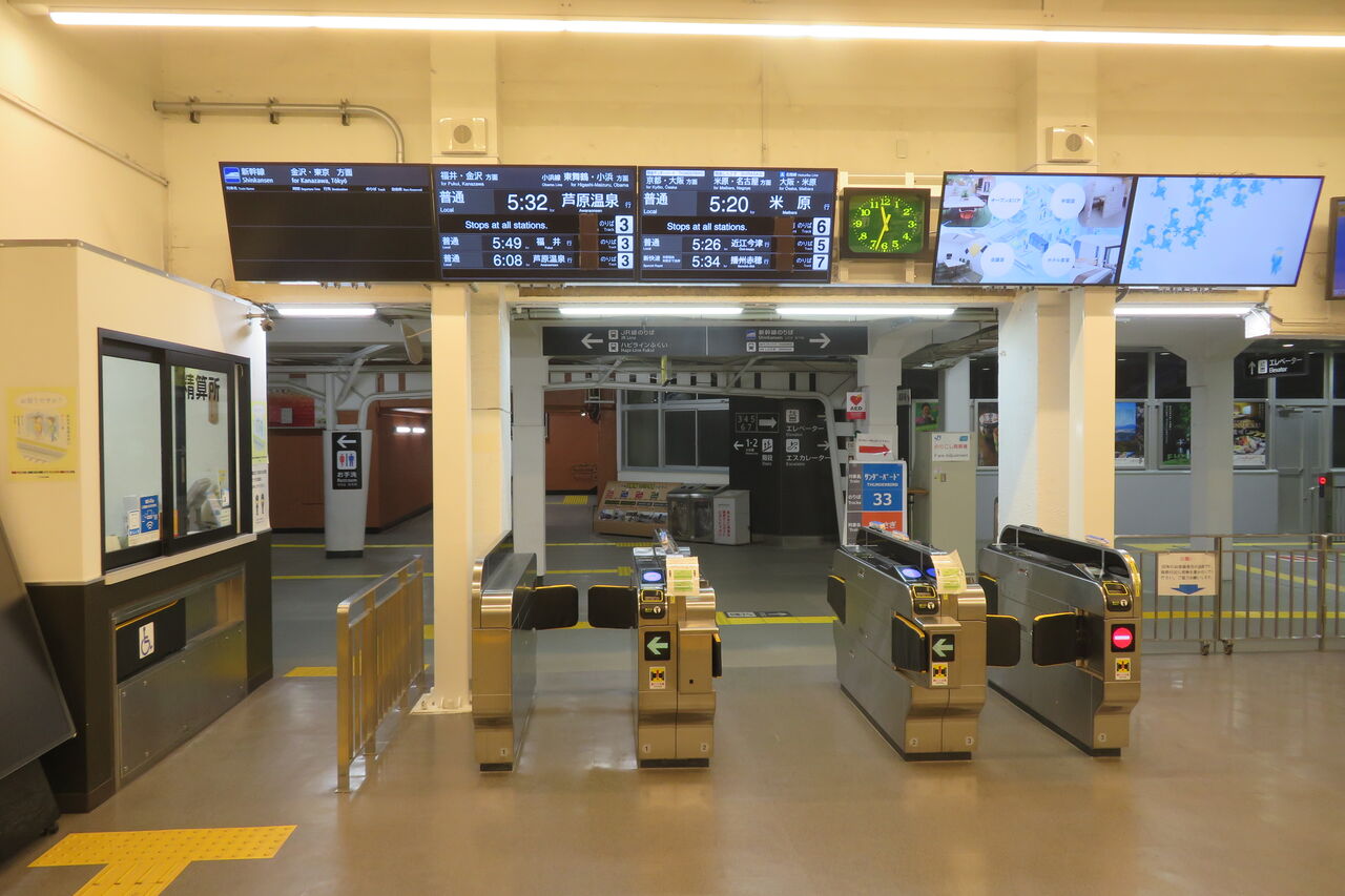 連絡用窓口 敦賀駅 在来線改札口のLCD発車標を撮る ＜北陸新幹線開業後