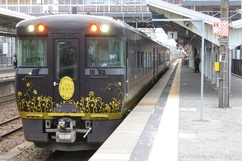 彦根駅で観光列車 はなあかり 「おごと温泉行き」 を撮る （発車標＆車両） 【2026年8月】