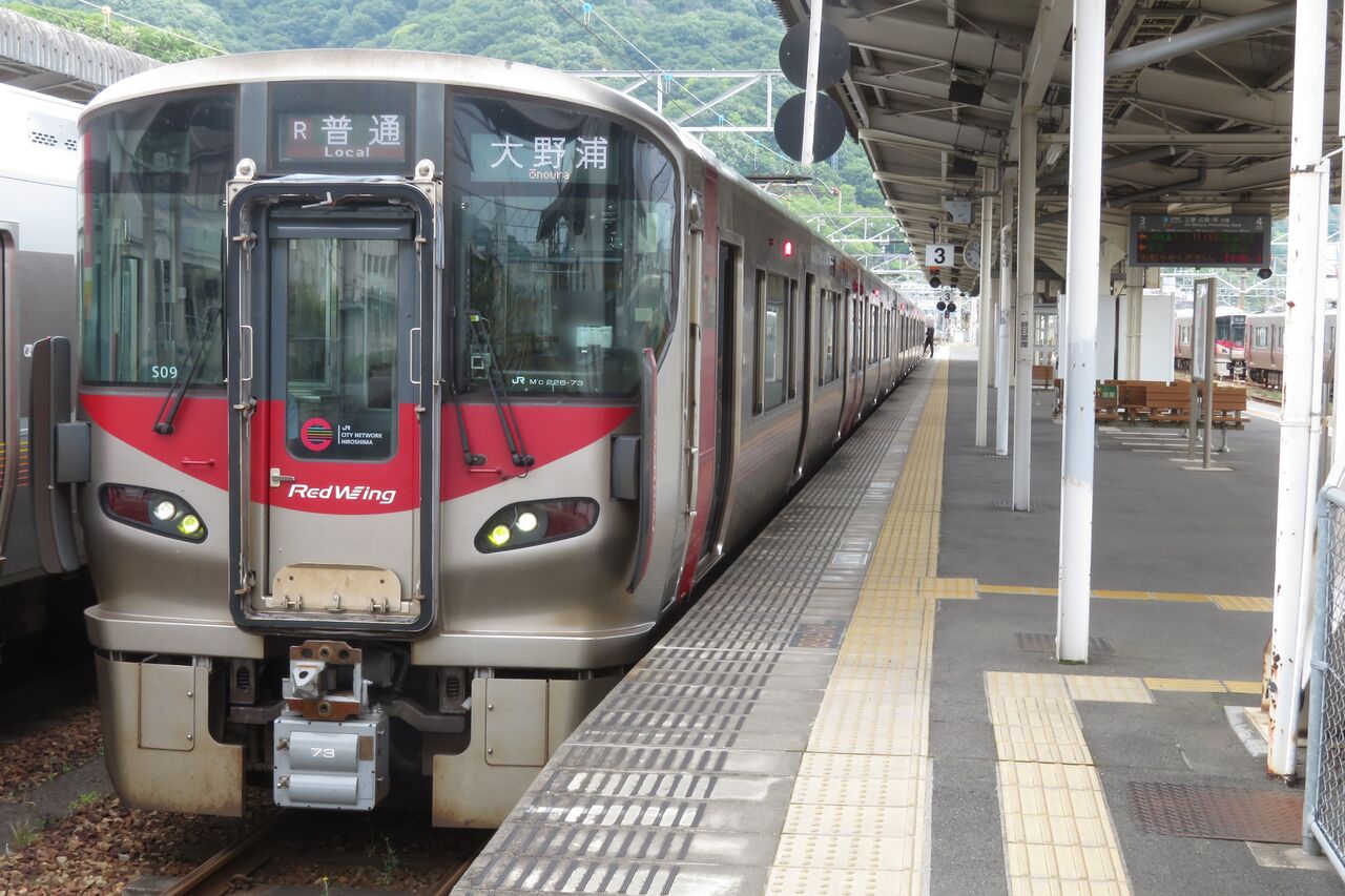 糸崎駅で普通 「広島方面 大野浦行き」 を撮る （発車標＆227系