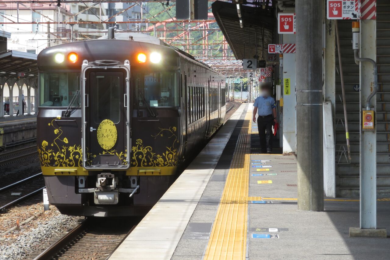 彦根駅で観光列車 はなあかり 「大津行き」 を撮る （発車標＆車両