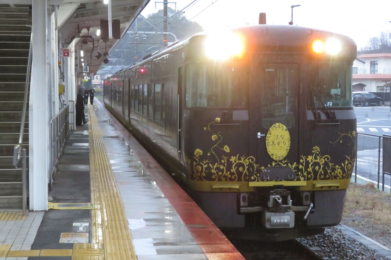 宮島口駅で観光列車 「はなあかり」 広島行きを撮る （発車標＆車両