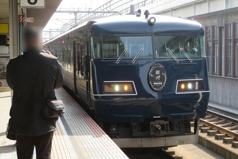 姫路駅で 「WEST EXPRESS 銀河」 下関行きを撮る （車両＆発車標） 【2022年3月】