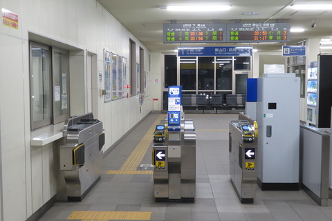 長府駅の改札口、自動改札機 使用開始後の様子 （2026年5月）